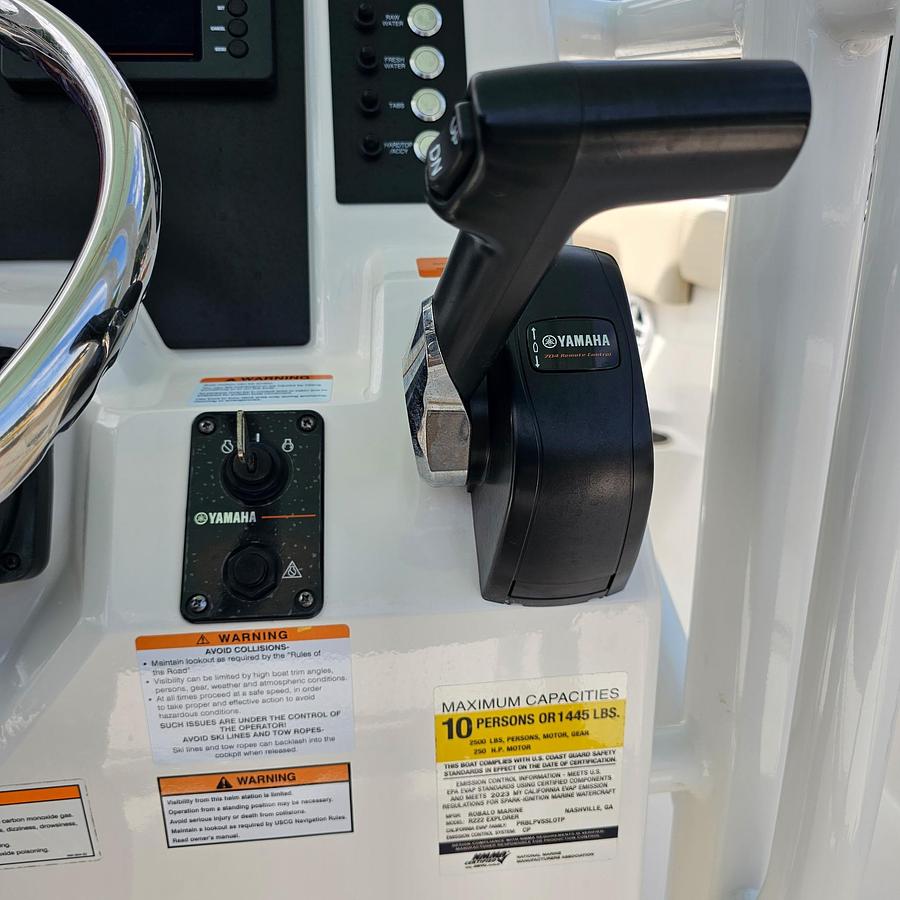Used 2023 Robalo R222
