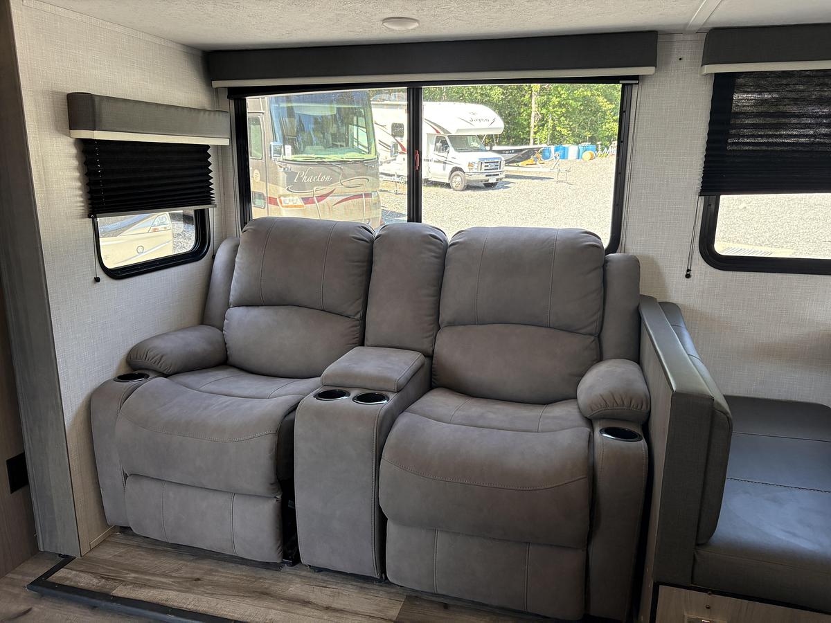 Used 2022 Dutchmen Coleman Light 2835BH
