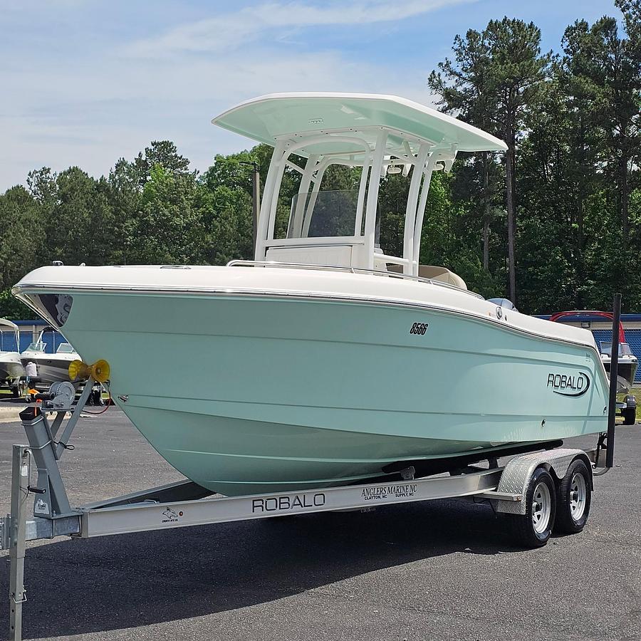 Used 2023 Robalo R222
