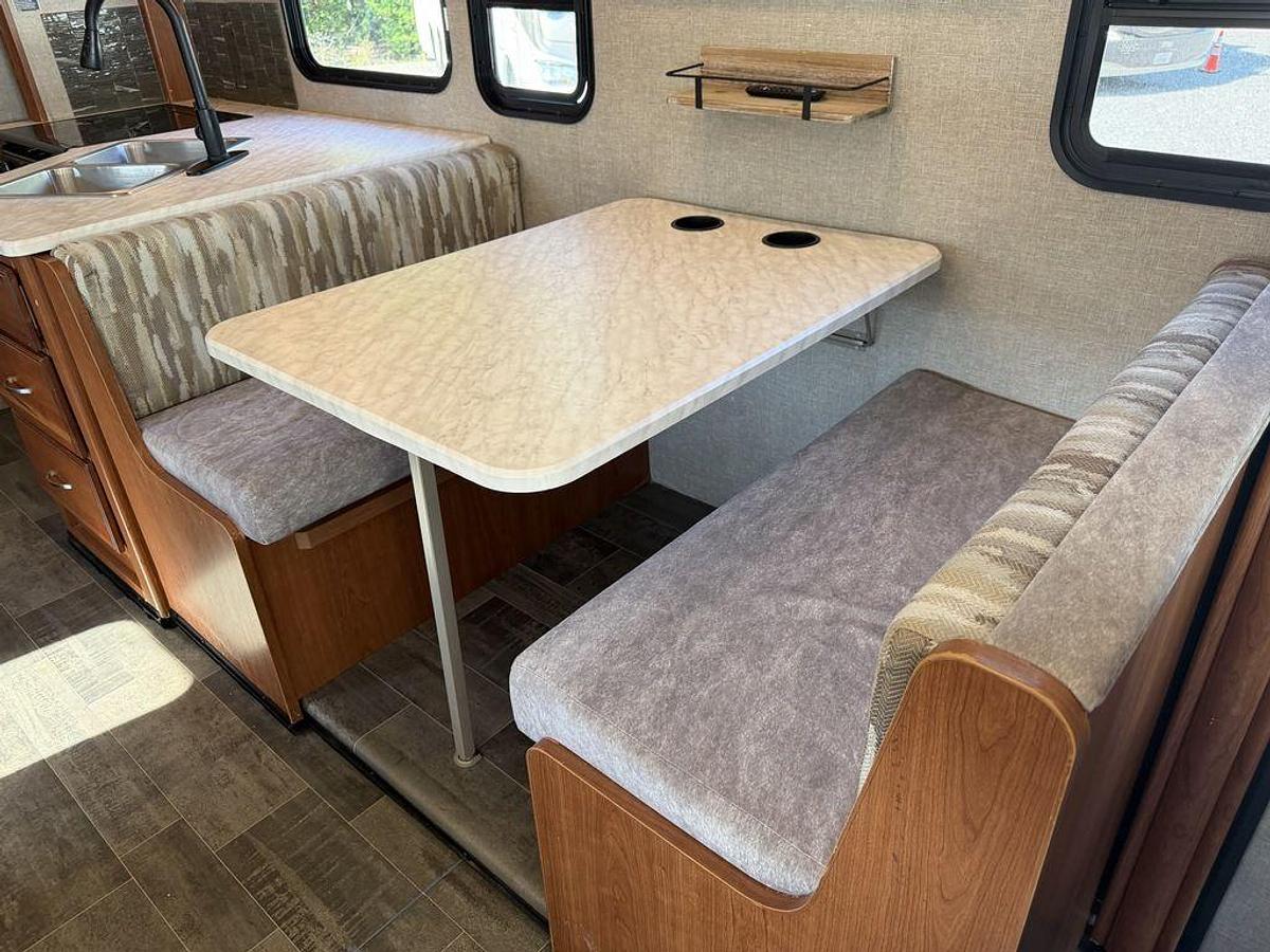Used 2018 Winnebago Vista 27PE
