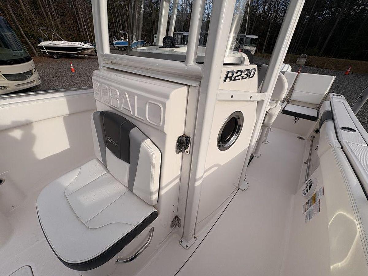 Used 2023 Robalo R230