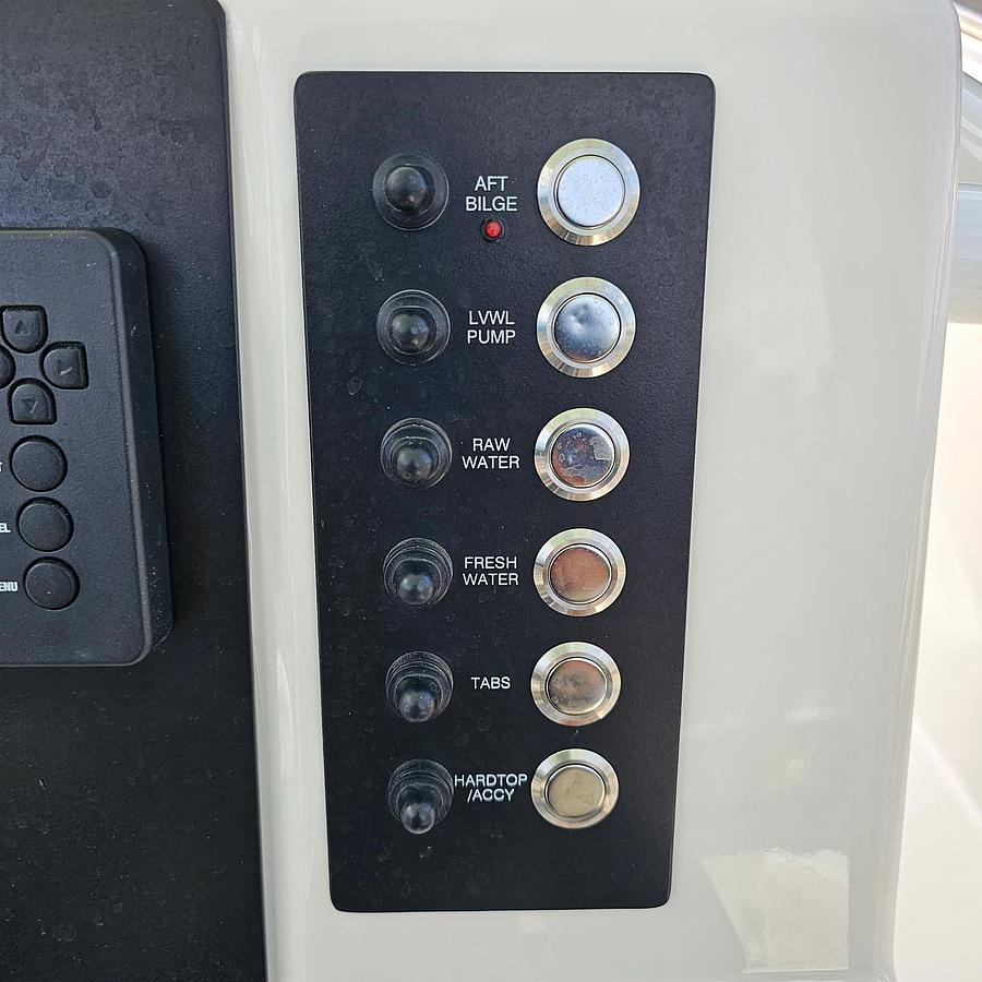 Used 2023 Robalo R222