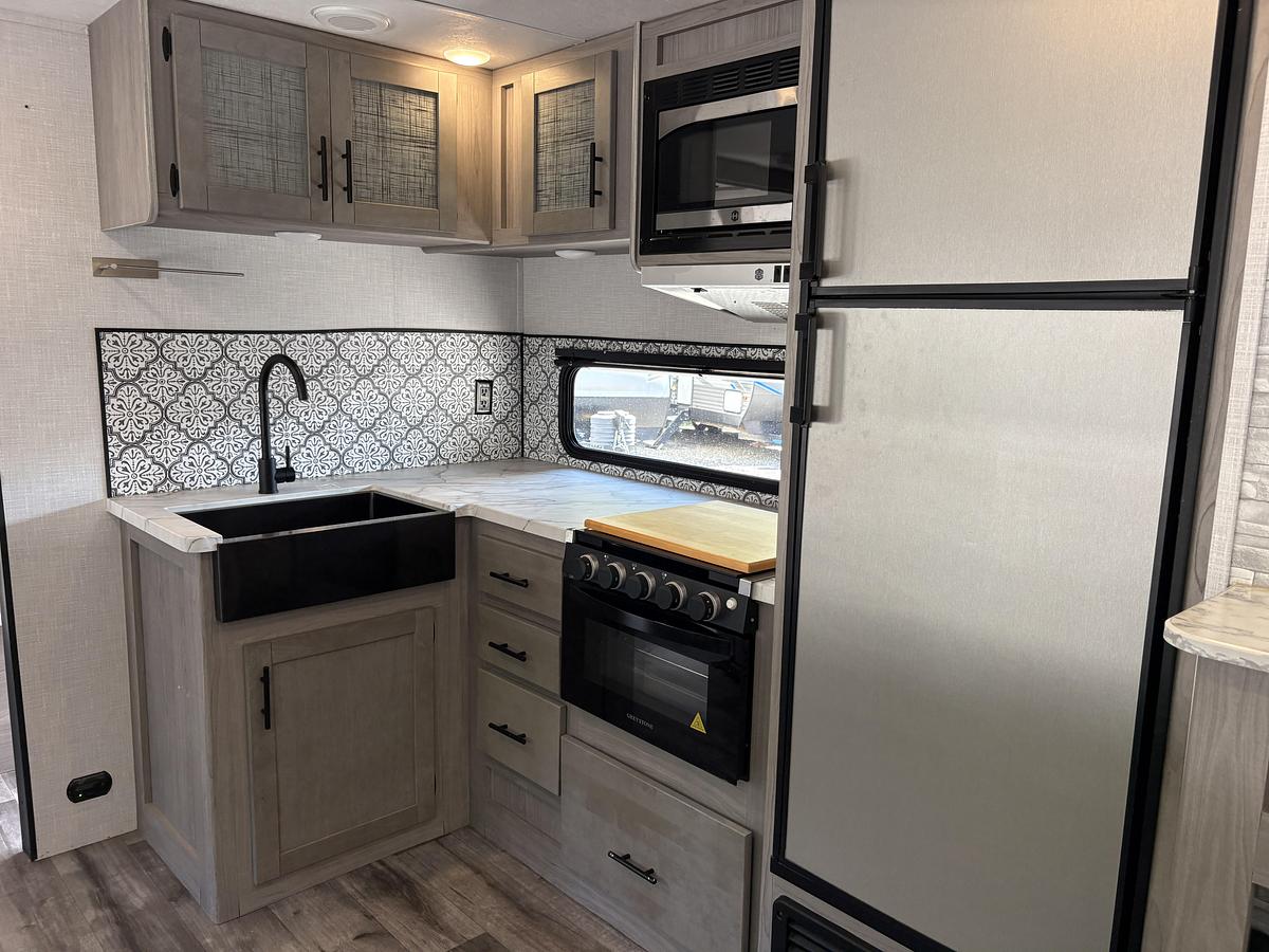 Used 2022 Dutchmen Coleman Light 2835BH
