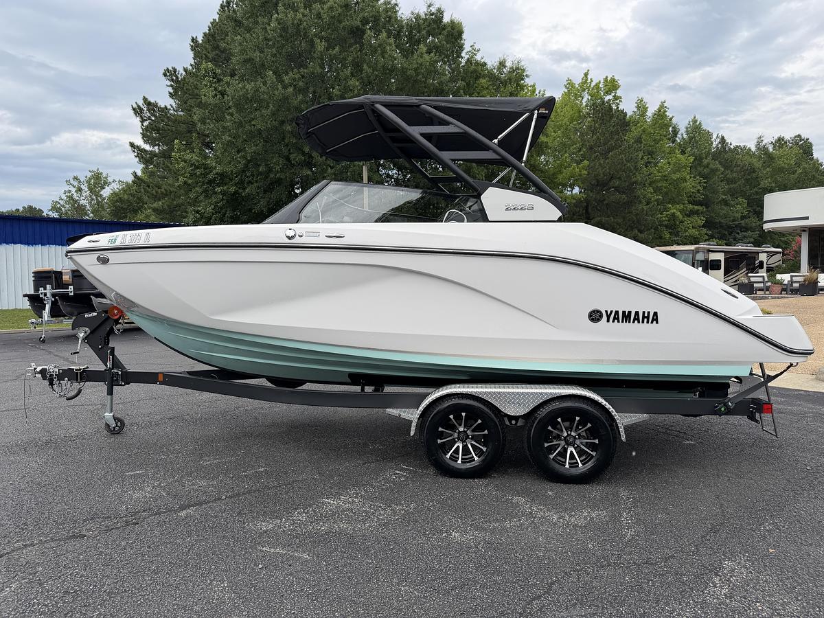 Used 2025 Yamaha Boats 222S