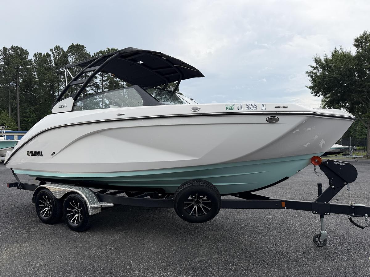 Used 2025 Yamaha Boats 222S
