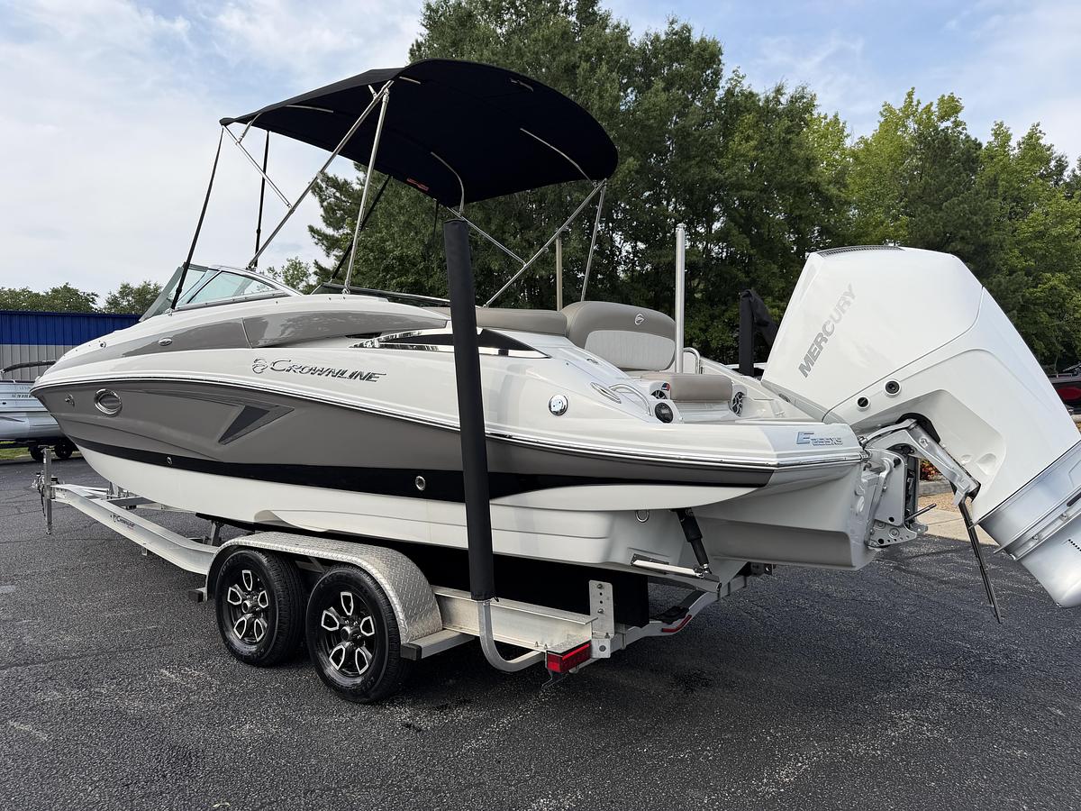 Used 2022 Crownline E255 XS
