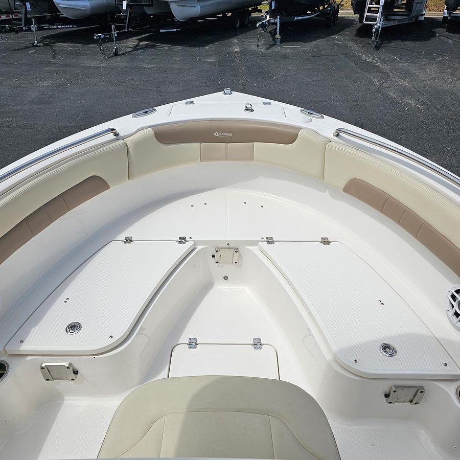 Used 2023 Robalo R222