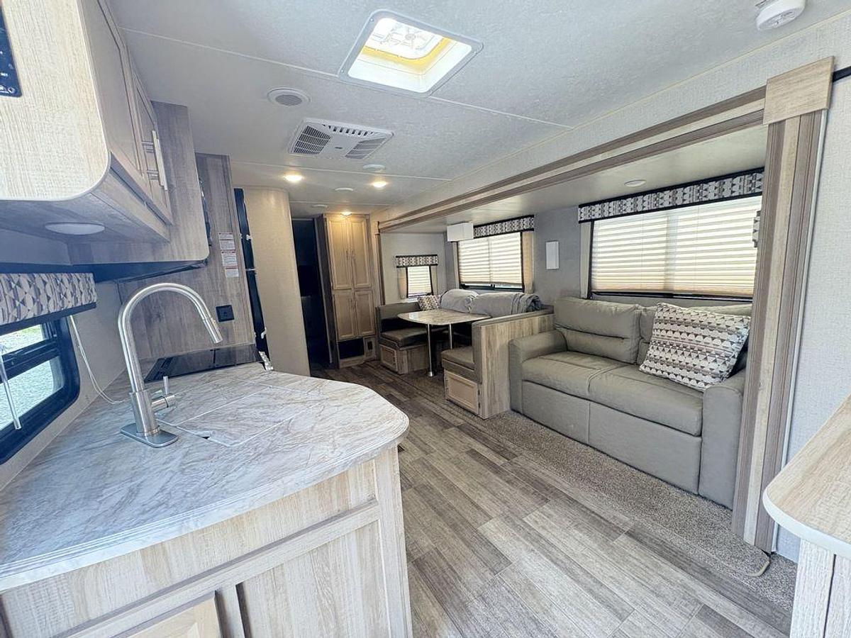 Used 2022 Coachmen Catalina Legacy Series M-323 BHDSCK