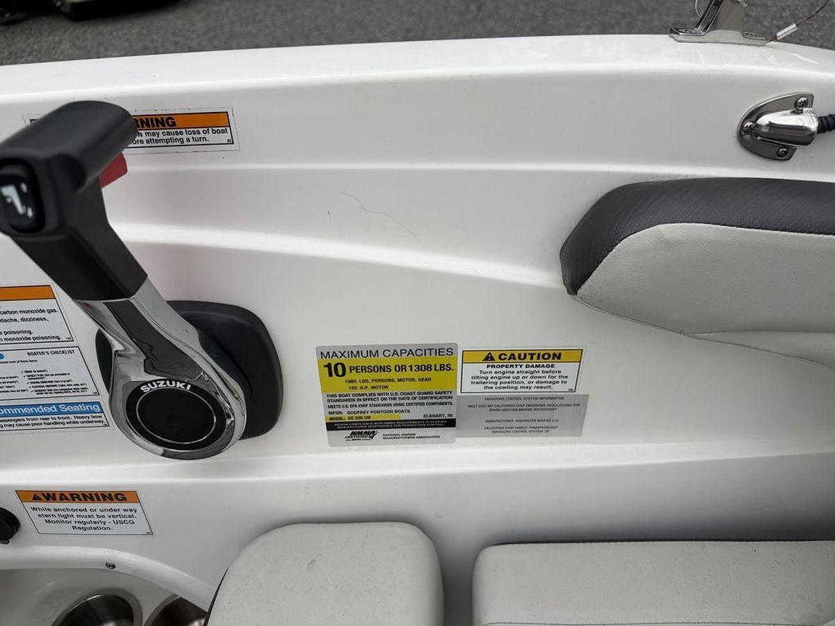 Used 2023 Hurricane SunDeck Sport 205 OB