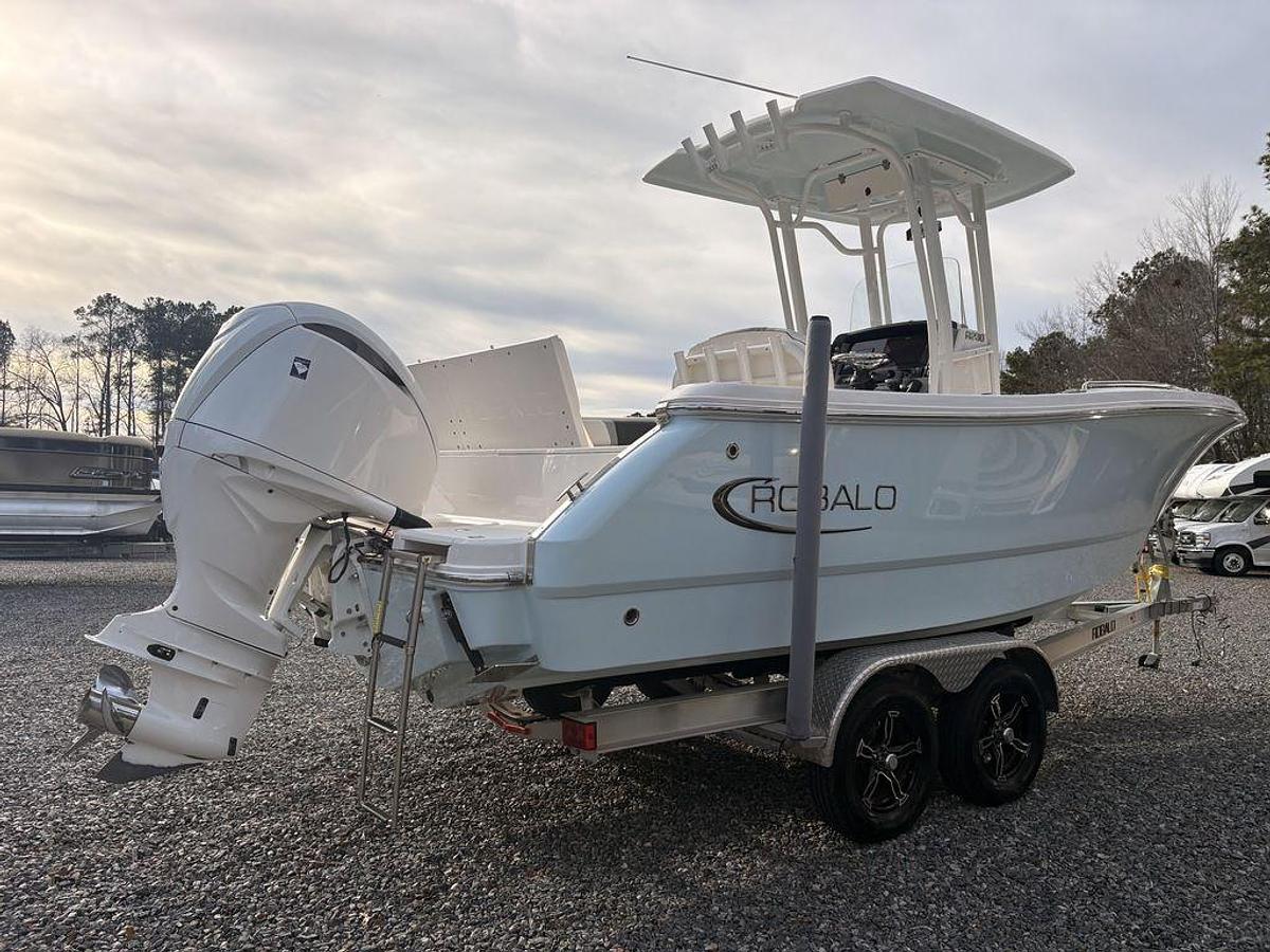 Used 2023 Robalo R230