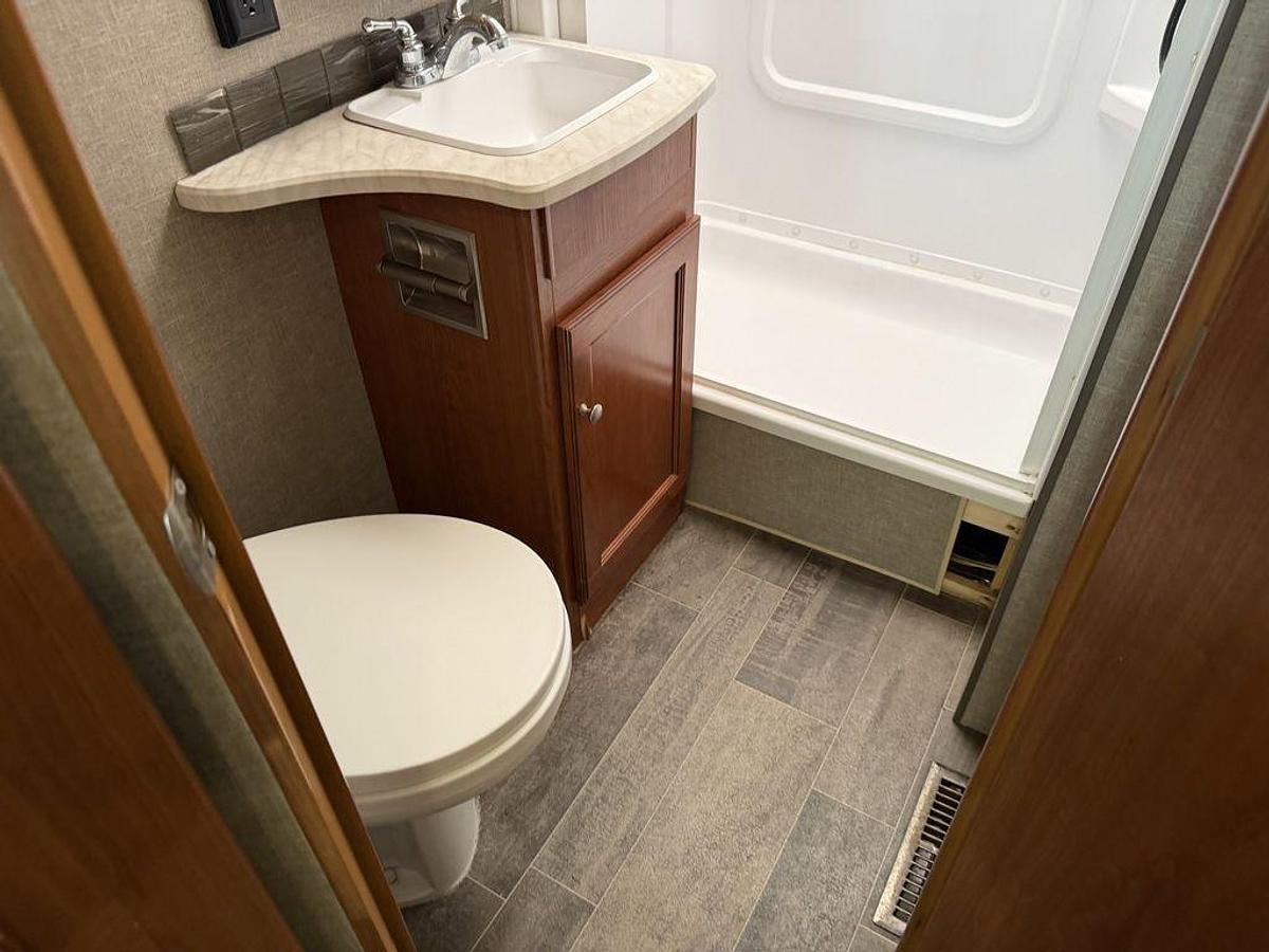 Used 2018 Winnebago Vista 27PE