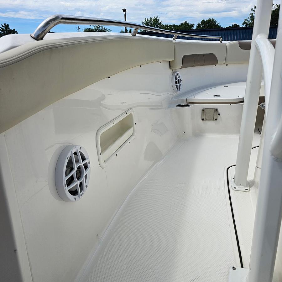 Used 2023 Robalo R222