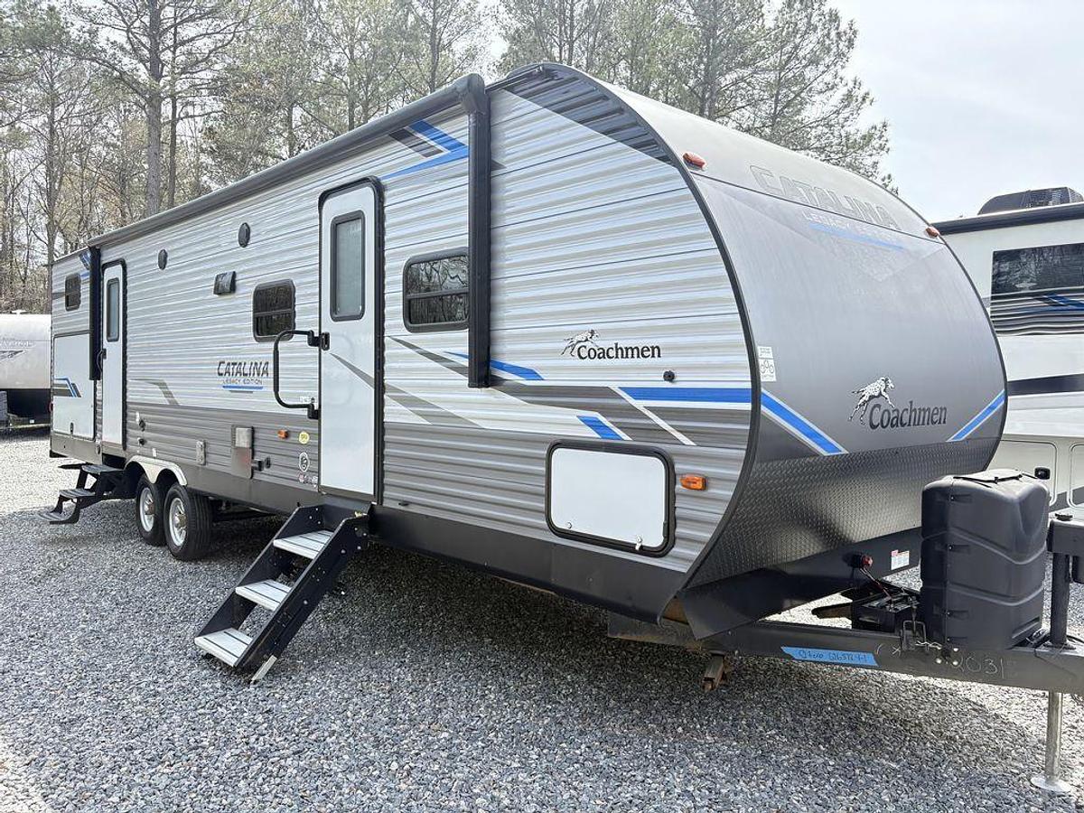 Used 2022 Coachmen Catalina Legacy Series M-323 BHDSCK