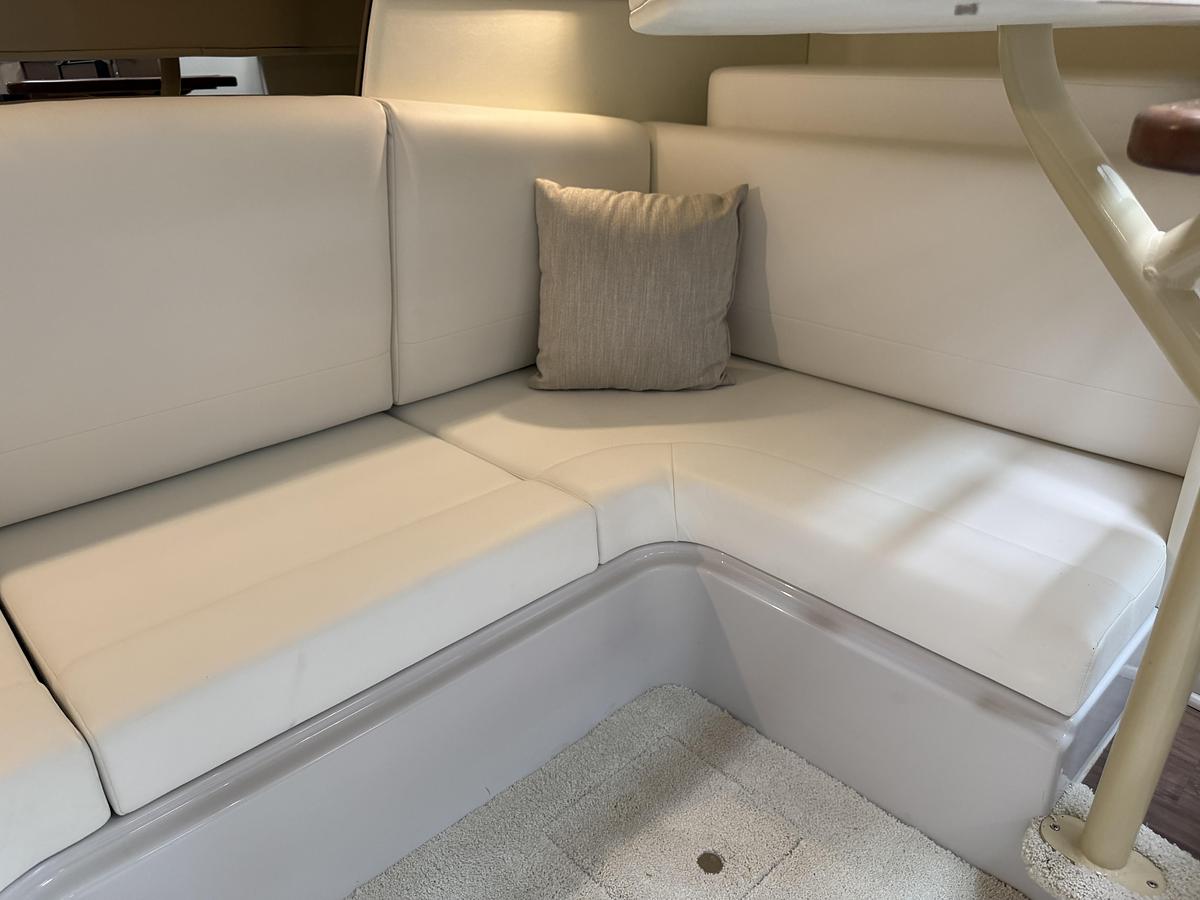 Used 2021 Cruisers Yachts 35 Express