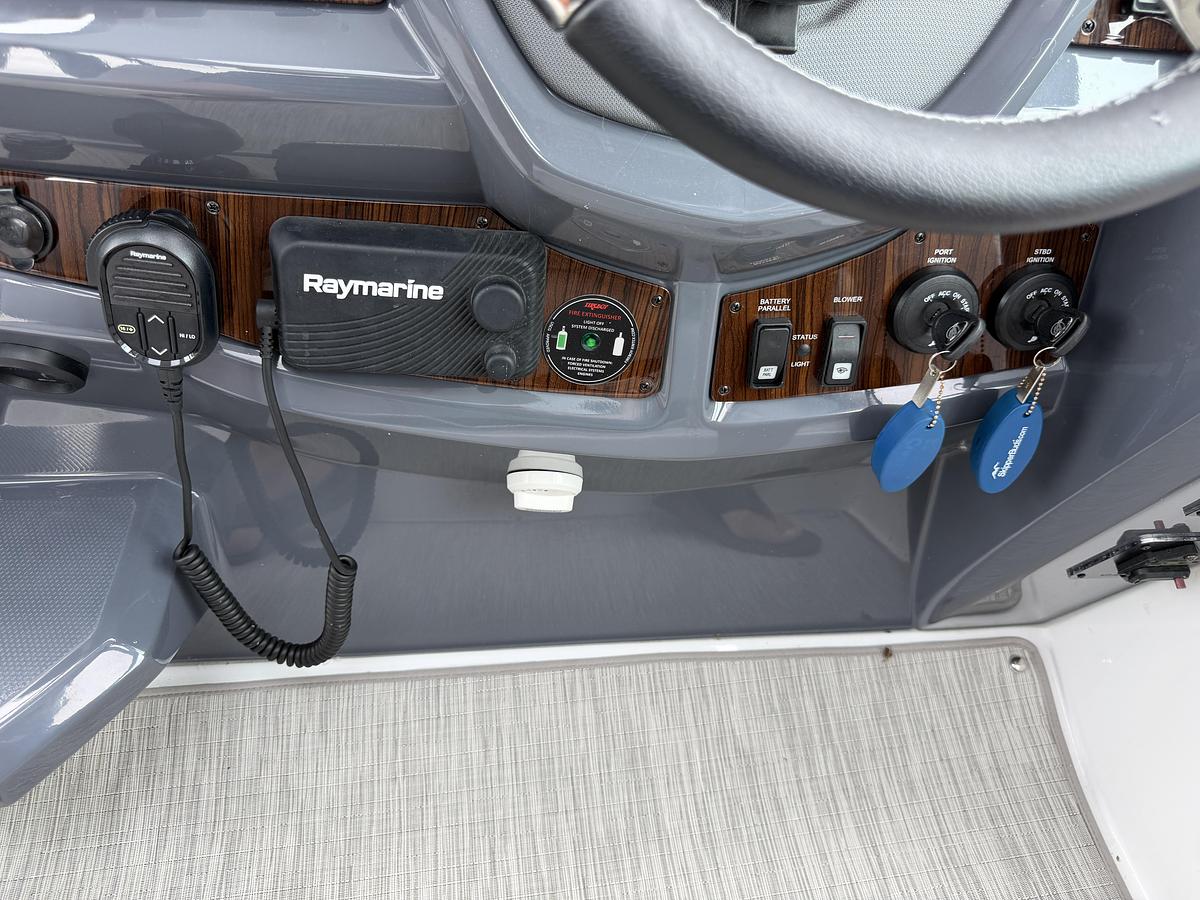 Used 2021 Cruisers Yachts 35 Express