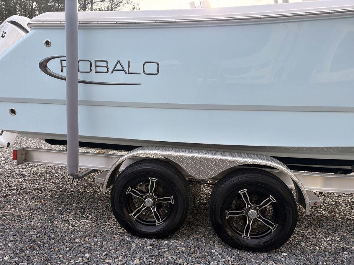 Used 2023 Robalo R230