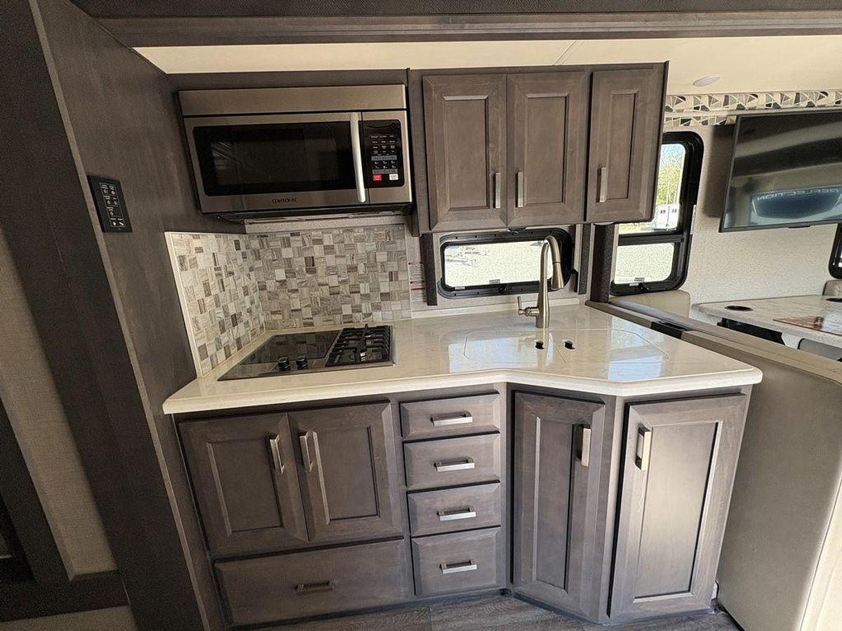 Used 2023 Thor Motor Coach Miramar 34.6