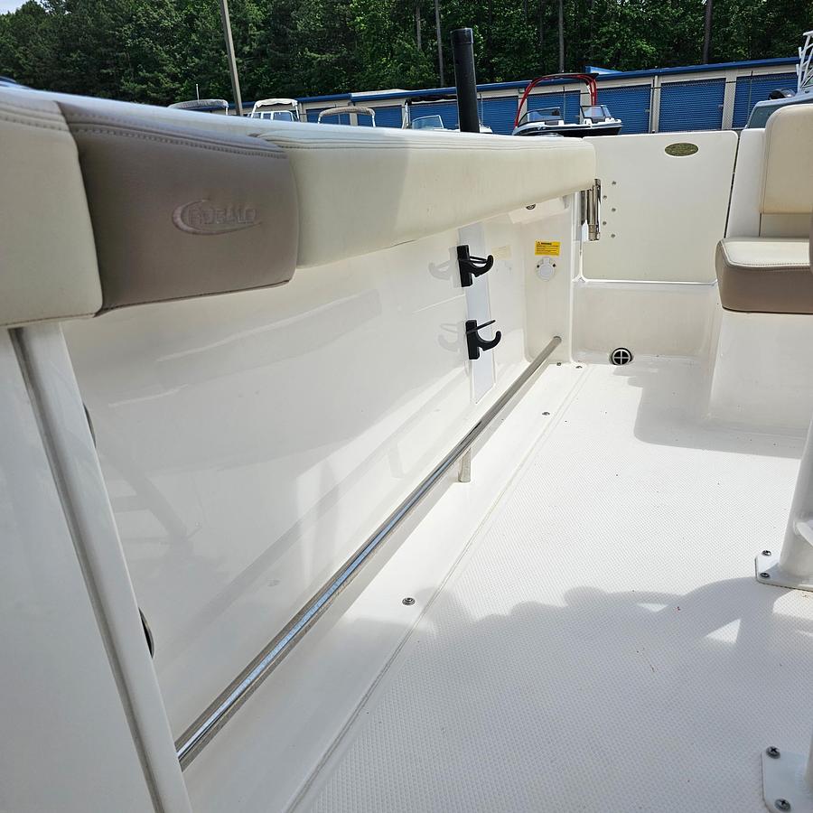 Used 2023 Robalo R222