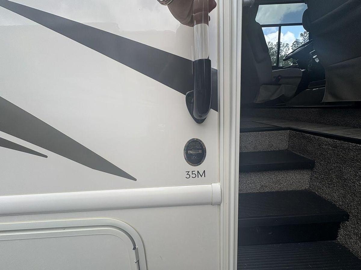2020 Thor Motor Coach Hurricane 35M