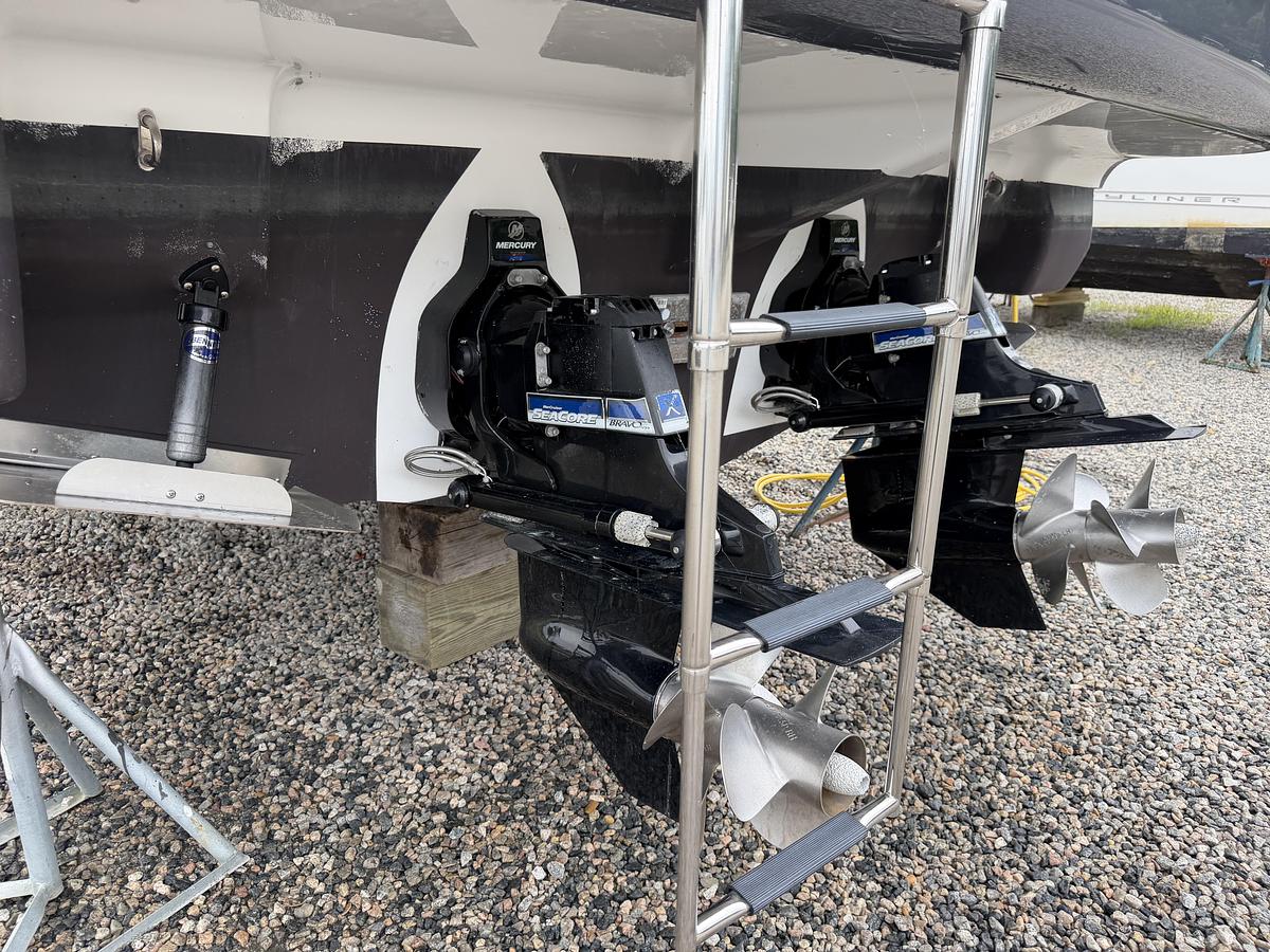 Used 2021 Cruisers Yachts 35 Express
