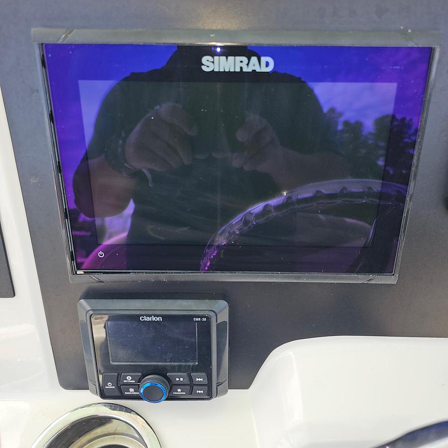 Used 2023 Robalo R222