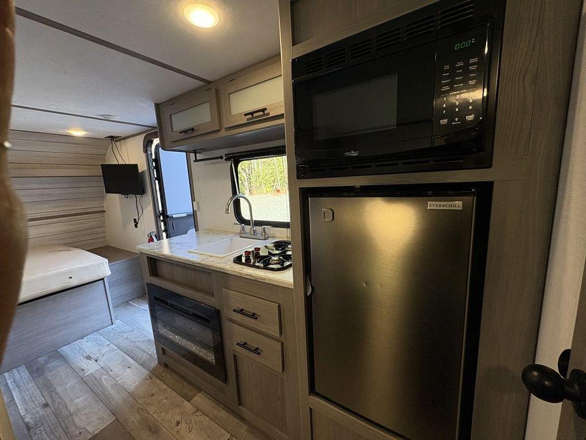 Used 2024 Coleman RV Lantern 17B