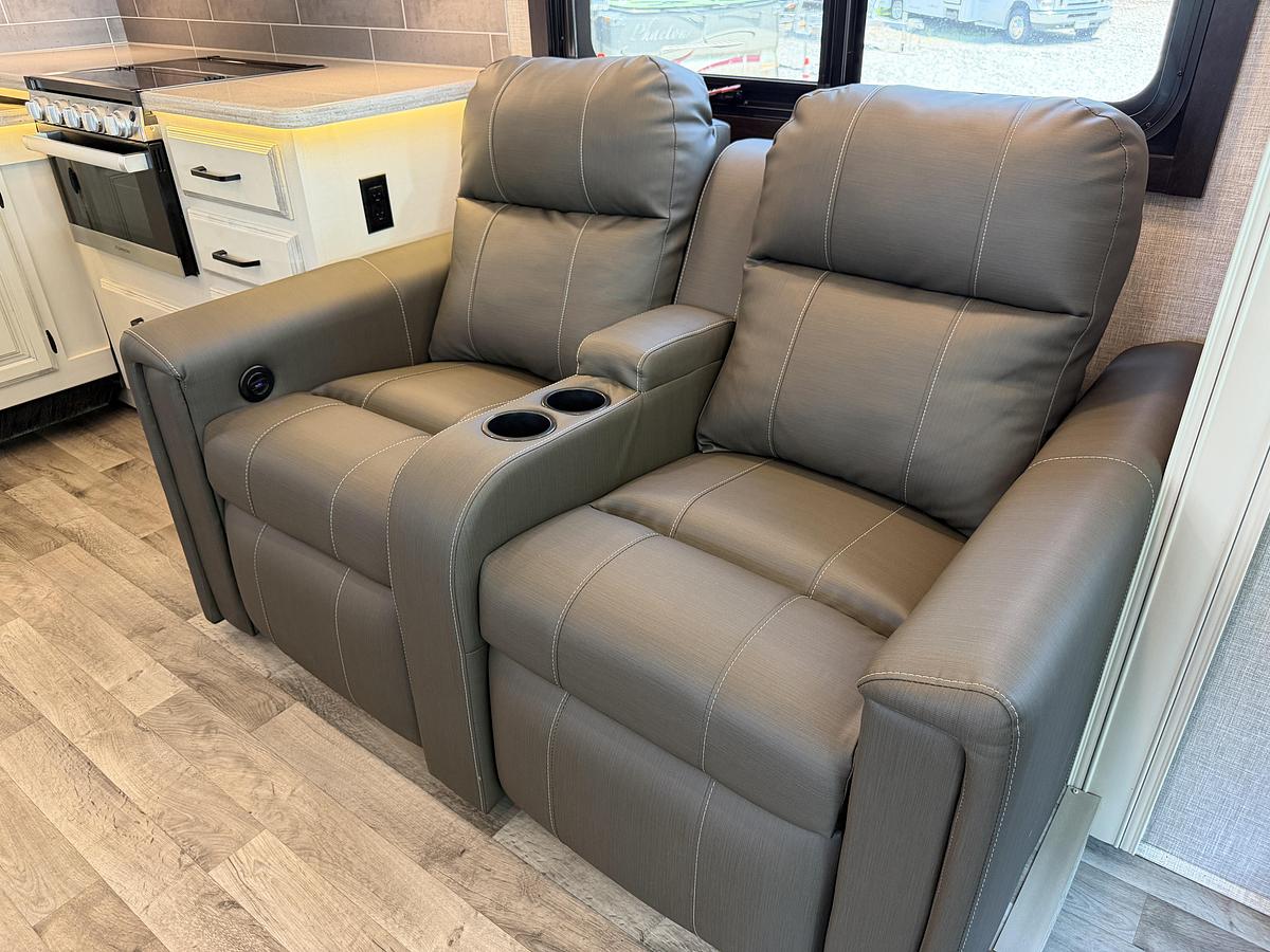 Used 2023 Jayco precept 31UL