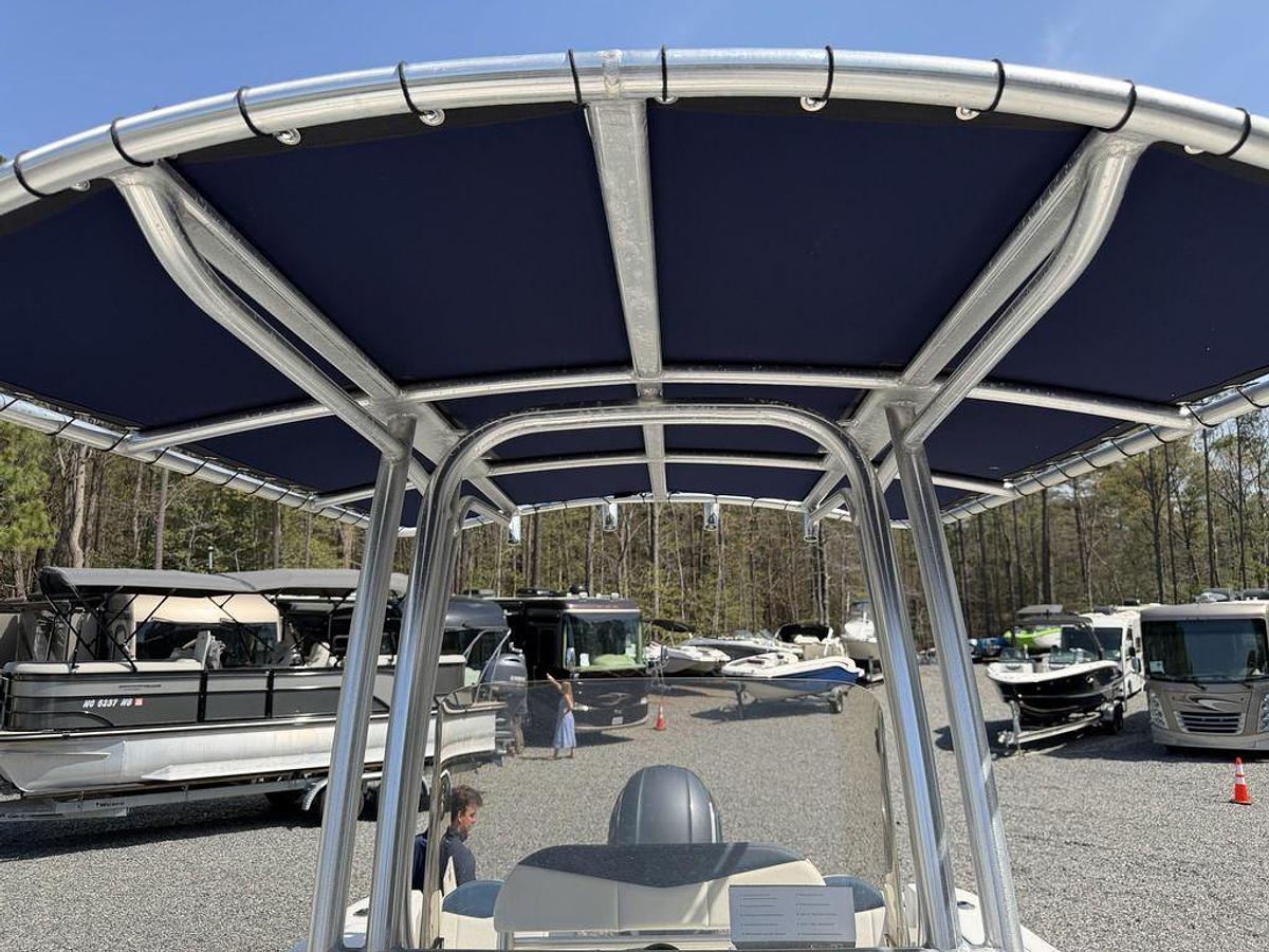 Used 2019 Robalo R200