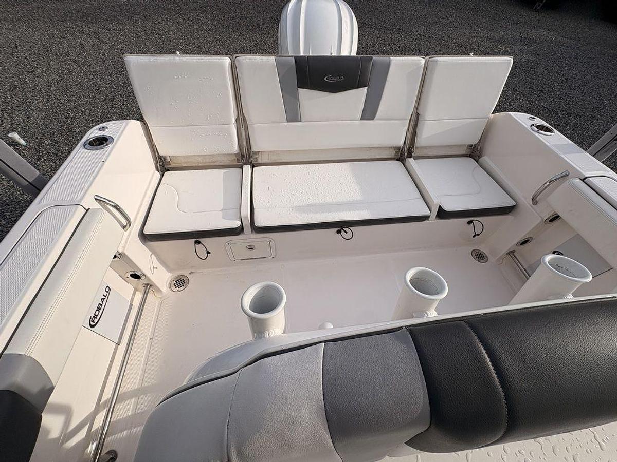 Used 2023 Robalo R230