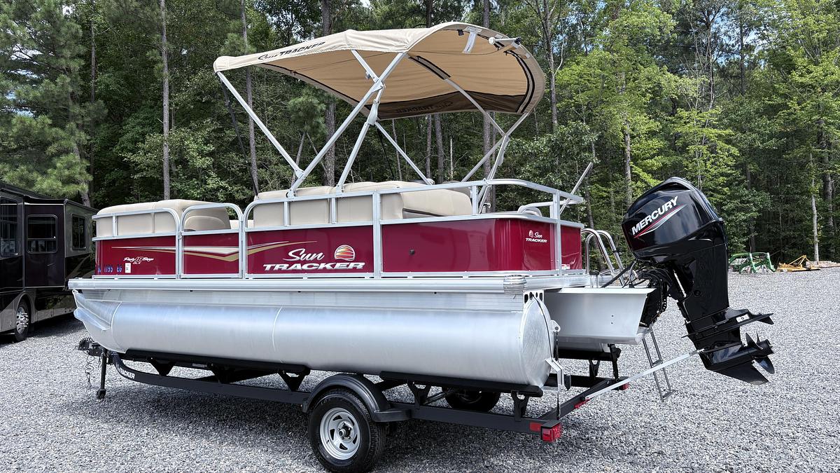 Used 2025 Suntracker Party Barge 18 DLX