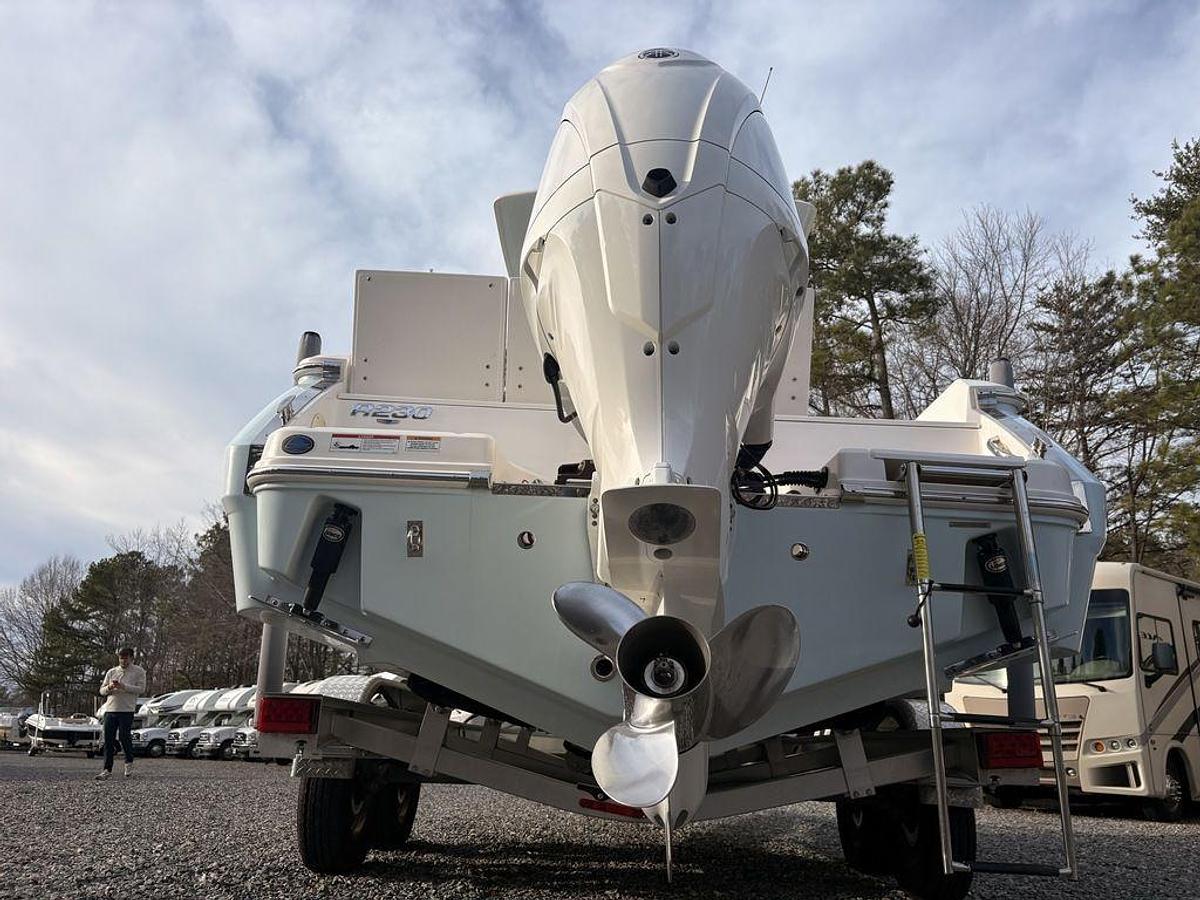 Used 2023 Robalo R230