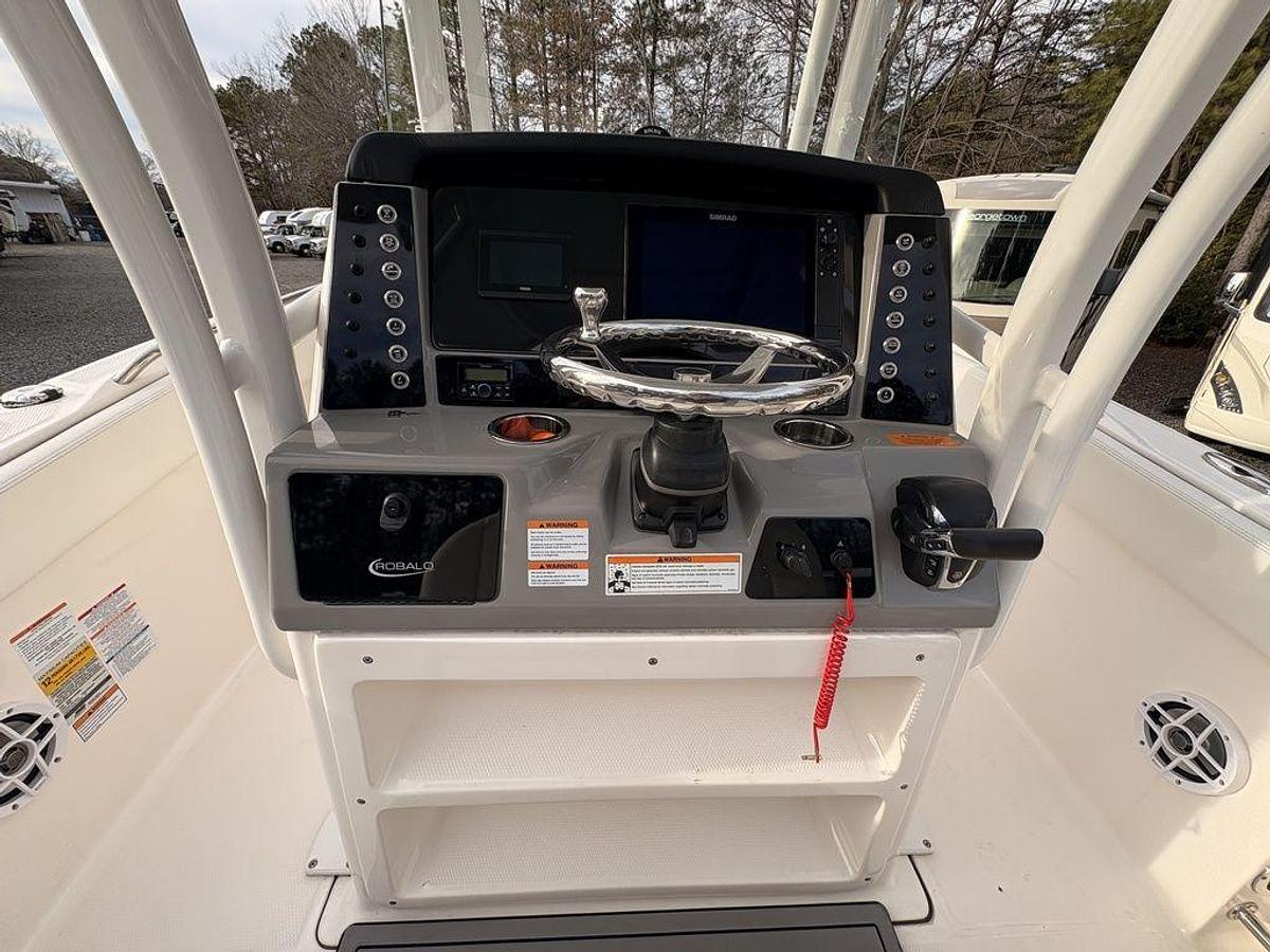 Used 2023 Robalo R230