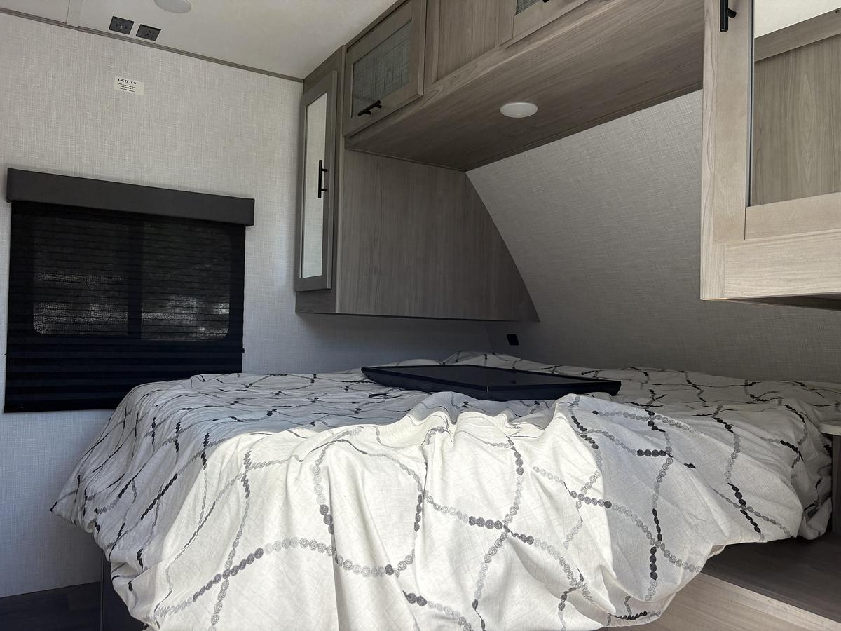 Used 2022 Dutchmen Coleman Light 2835BH