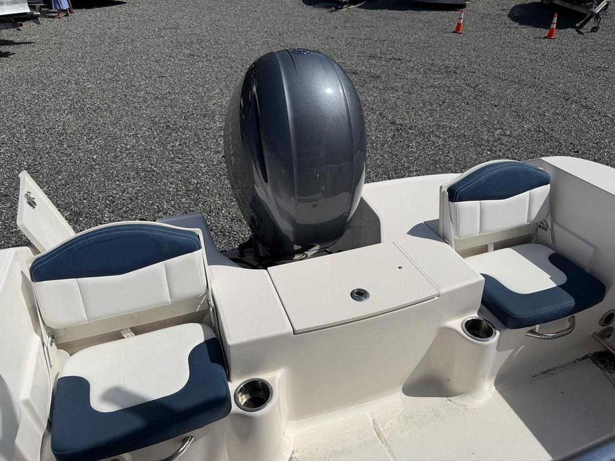 Used 2019 Robalo R200
