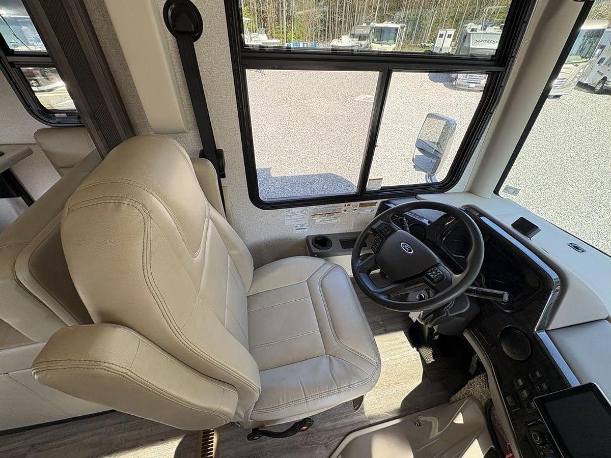 Used 2023 Thor Motor Coach Miramar 34.6