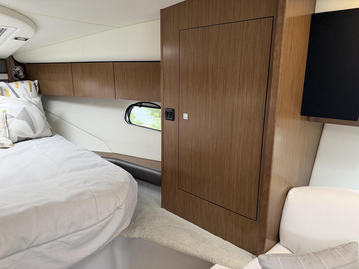 Used 2021 Cruisers Yachts 35 Express