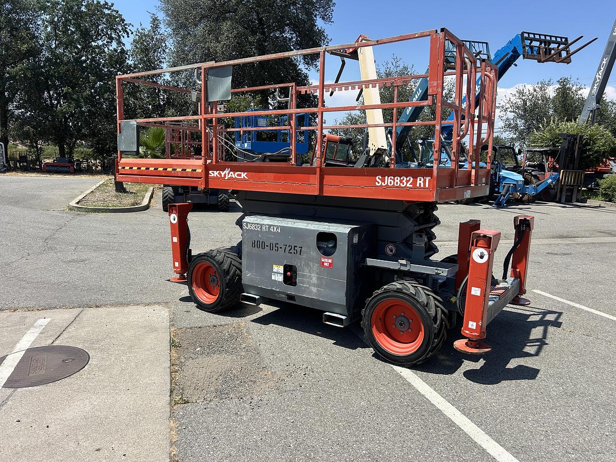 Used 2016 Skyjack SJ6826RT