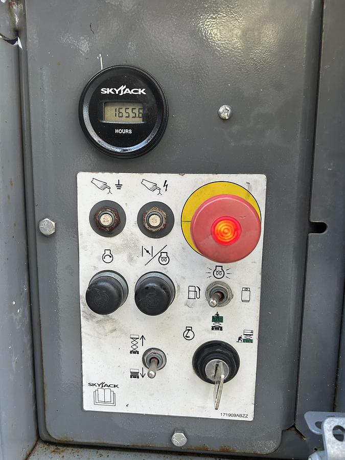 Used 2018 Skyjack SJ6826RT