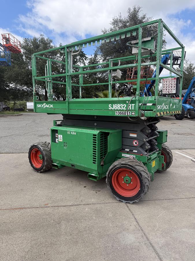 Used 2018 Skyjack SJ6832RT
