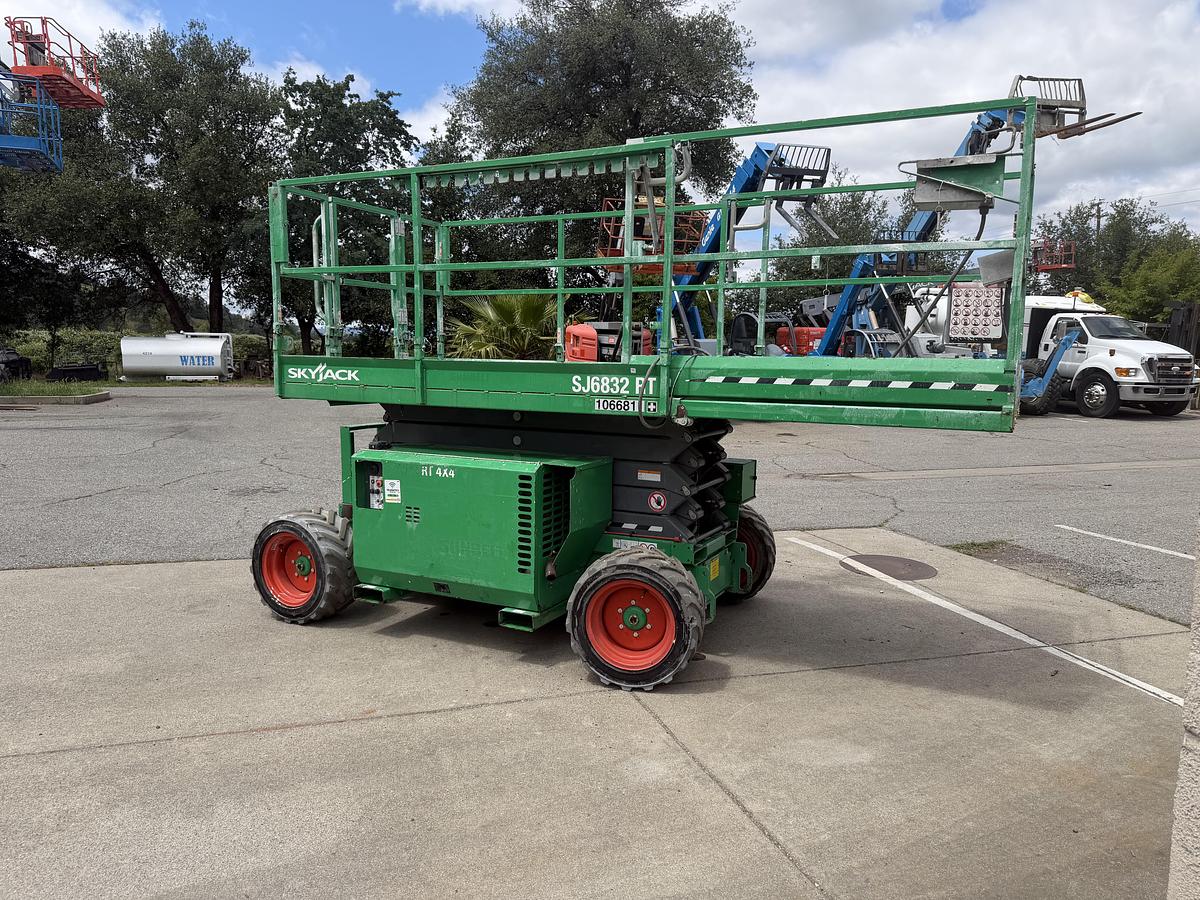 Used 2018 Skyjack SJ6832RT