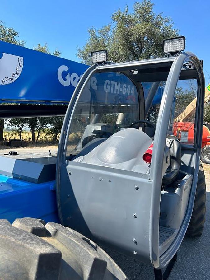 Used 2005 GENIE GTH-644 TELEHANDLER