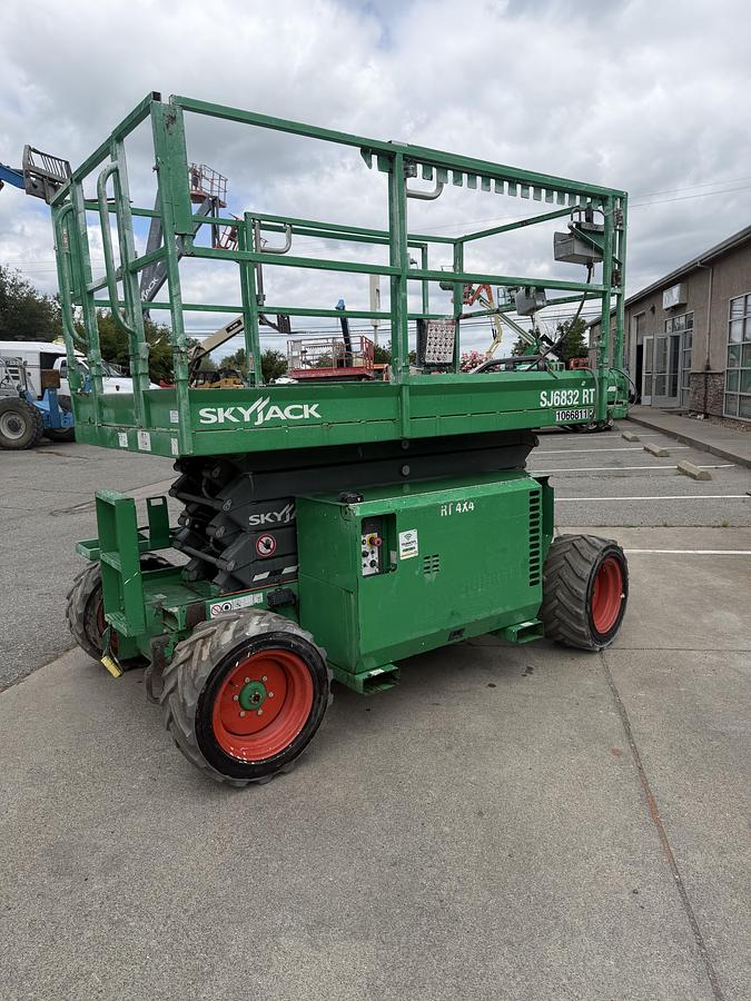 Used 2018 Skyjack SJ6832RT