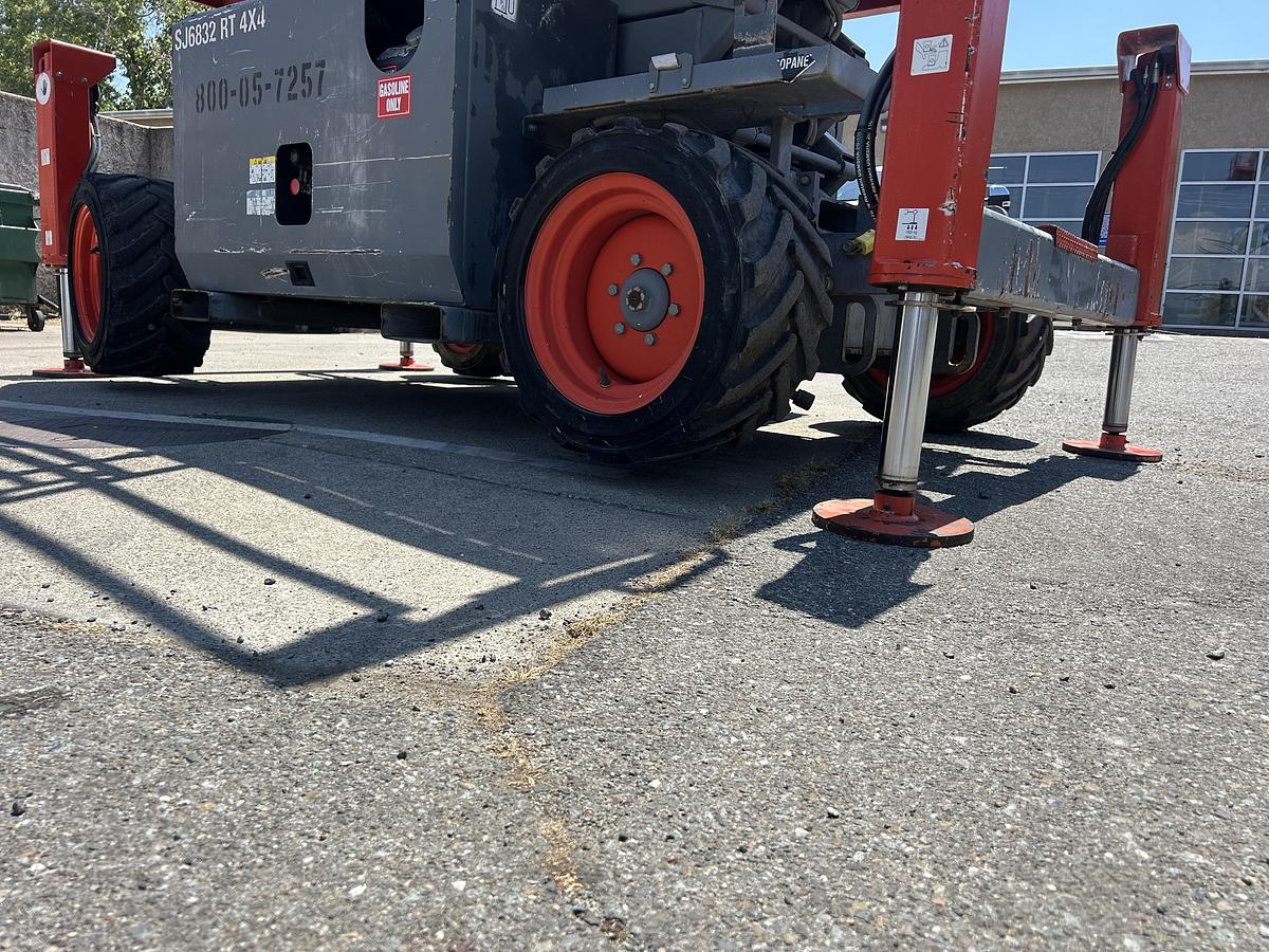 Used 2016 Skyjack SJ6826RT