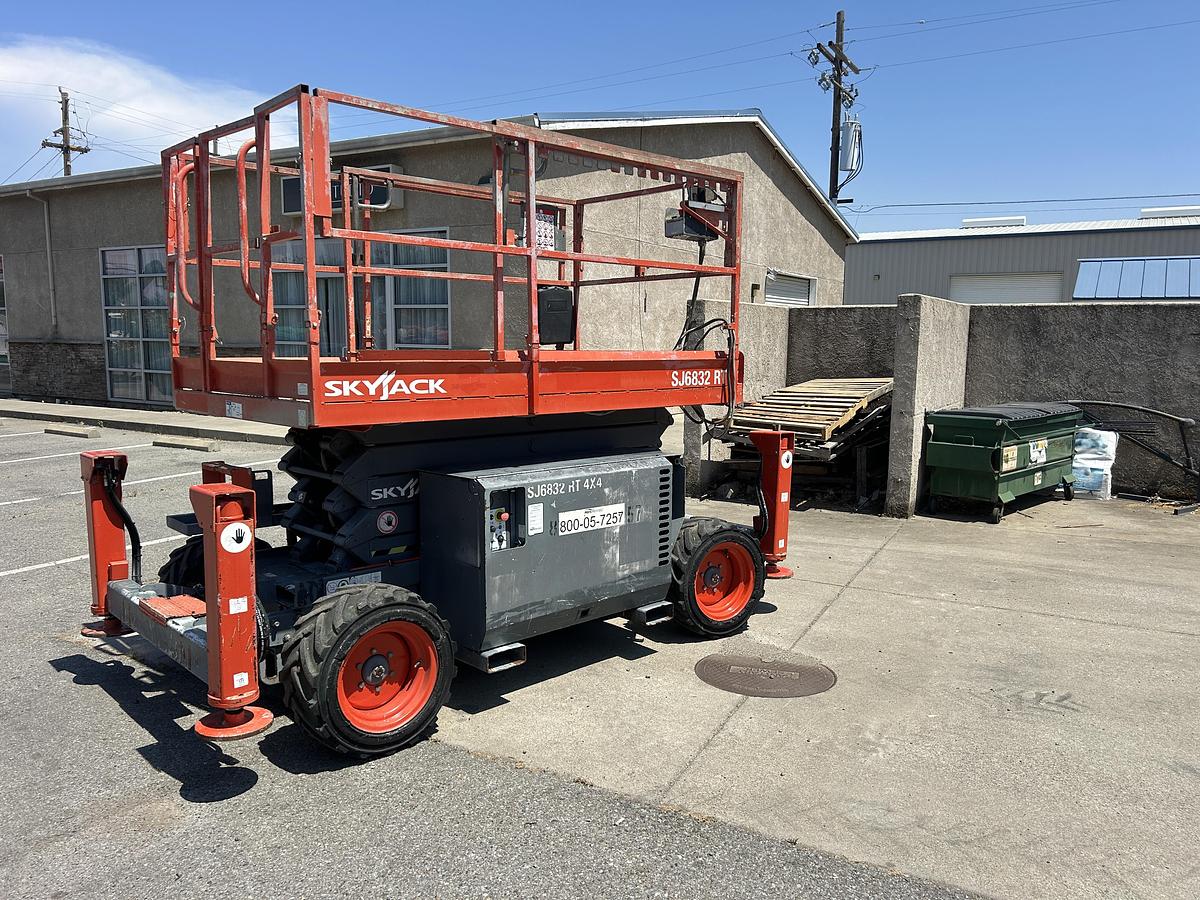 Used 2016 Skyjack SJ6826RT