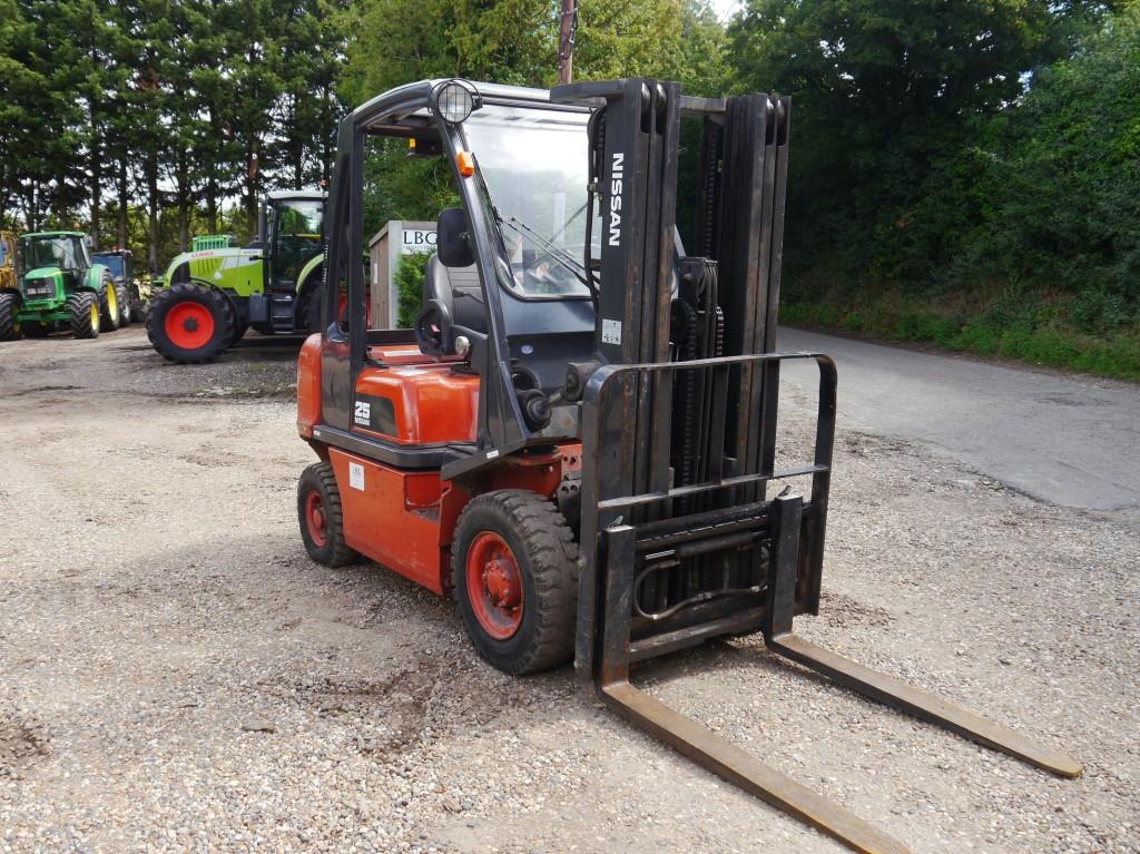 Used Nissan 25 Forklift
