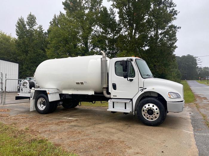 Used 2004 FREIGHTLINER BUSINESS CLASS M2 106