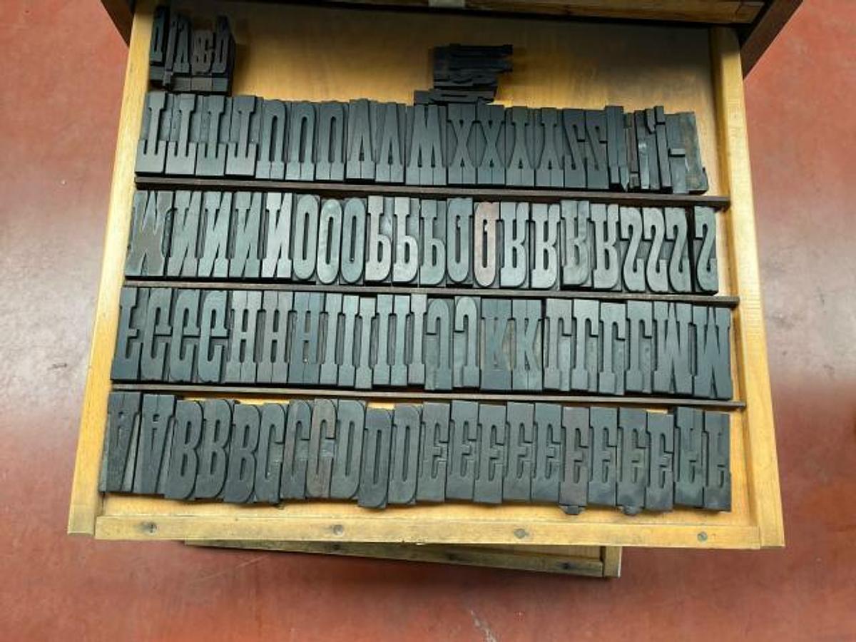 D'occasion LOT DE CARACTERES MOBILES EN BOIS -