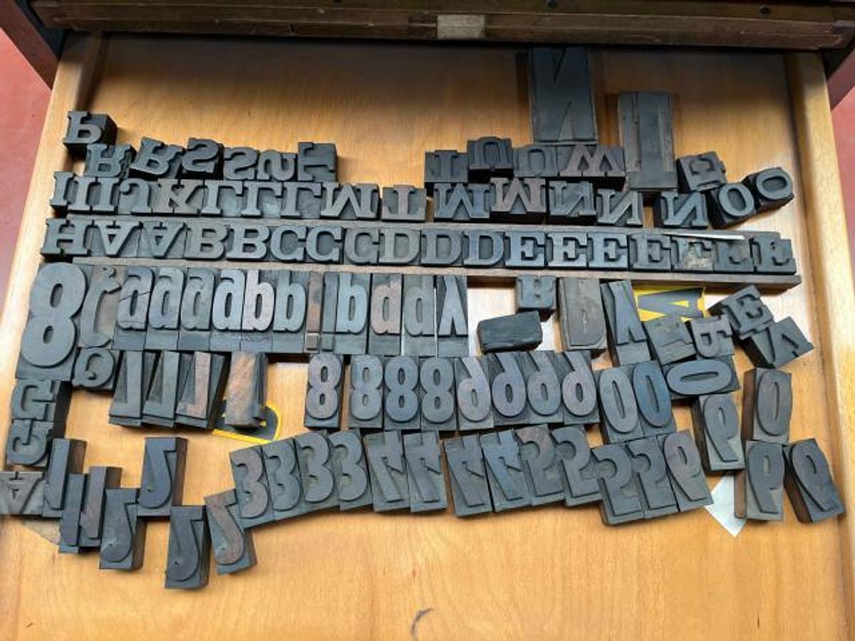 D'occasion LOT DE CARACTERES MOBILES EN BOIS -