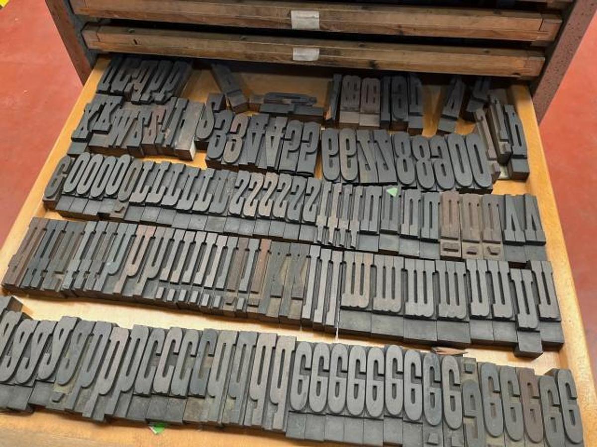 D'occasion LOT DE CARACTERES MOBILES EN BOIS -