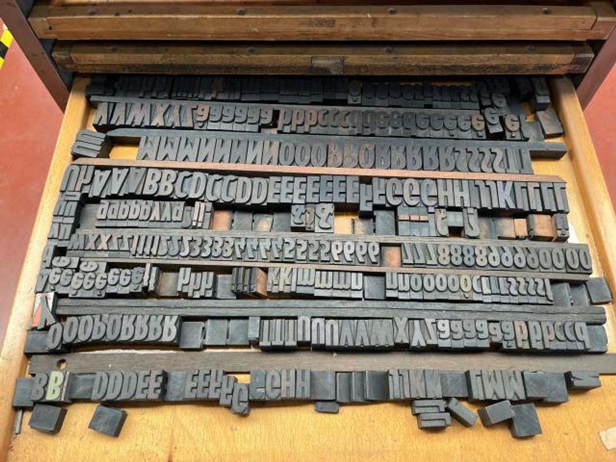 D'occasion LOT DE CARACTERES MOBILES EN BOIS -